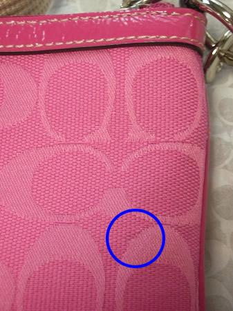 ピンクの斜めがけバッグCOACH42393SPYPK訳ありシミ拡大写真