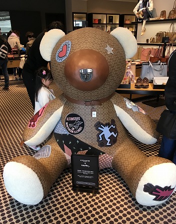 コーチ キース ヘリング世界で体のクマのぬいぐるみ見つけました コーチ アウトレット通販ブランドスクエア Coachバッグ財布の本物が激安